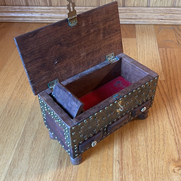 Wood treasure box - Picture 10 of 16
